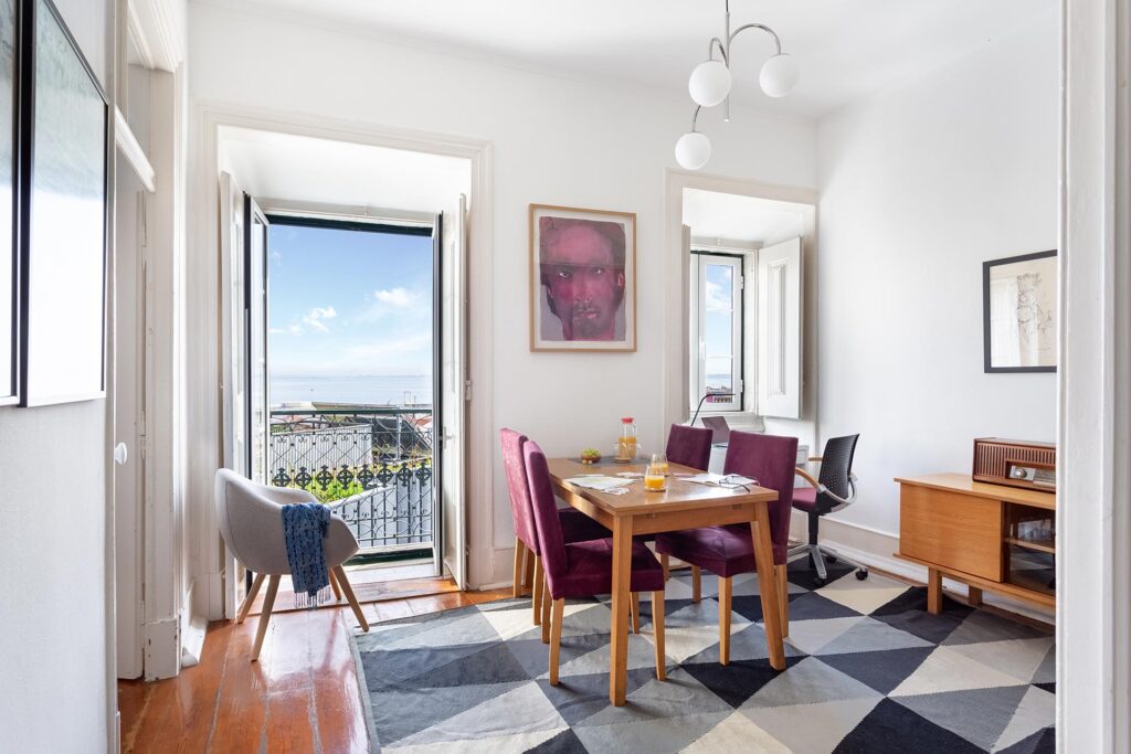 SUNNY, STUNNING VIEWS OVER ALFAMA ROOFS AND RIVER | BABY FRIENDLY