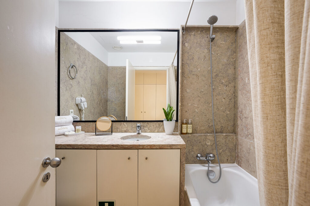 Chiado Comfy & Prime Location with Parking Space